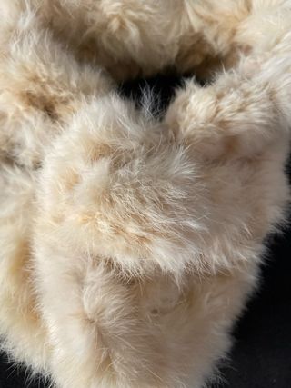 Cuello de piel beige