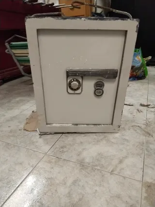 Caja fuerte metálica