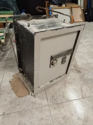 Caja fuerte metálica