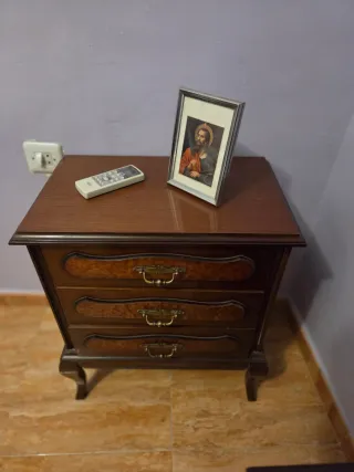 Mesita de noche antigua de madera