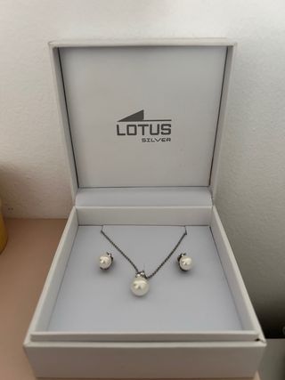 Conjunto Lotus Silver Collar y Pendientes Perla