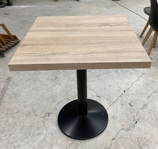 Lote de Mobiliario Comercial - 52 Sillas y 20 Mesa