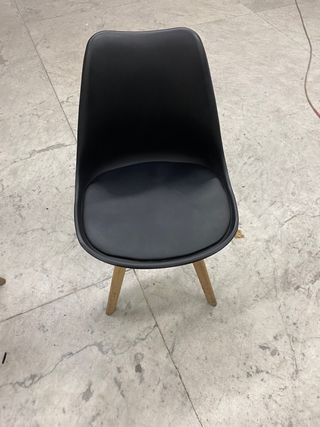 Lote de Mobiliario Comercial - 52 Sillas y 20 Mesa