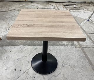 Lote de Mobiliario Comercial - 52 Sillas y 20 Mesa