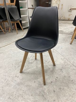 Lote de Mobiliario Comercial - 52 Sillas y 20 Mesa