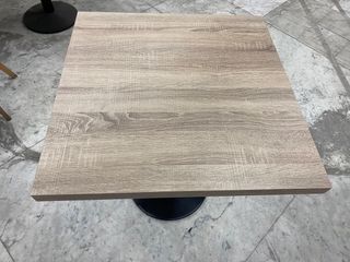 Lote de Mobiliario Comercial - 52 Sillas y 20 Mesa