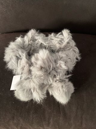 Cuello de piel gris