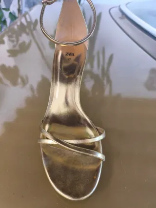 Sandalias doradas de tacón fino