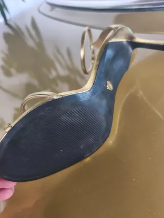 Sandalias doradas de tacón fino