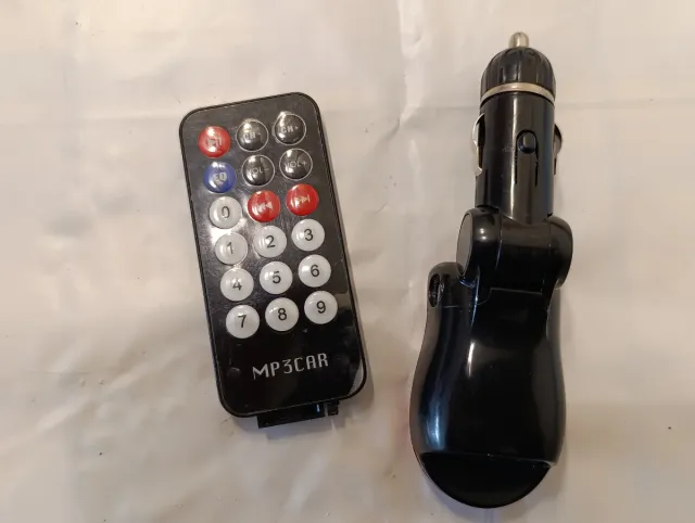 Trasmettitore FM per auto MP3 con telecomando