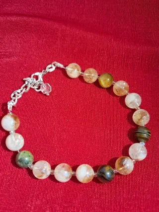 Pulsera de piedras naturales con cadena de plata
