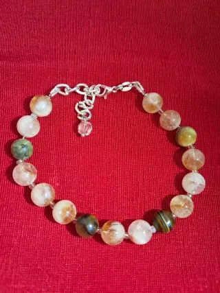 Pulsera de piedras naturales con cadena de plata