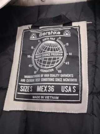 Chaqueta beige con capucha