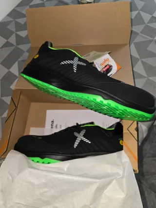 Zapatos de seguridad X-Safe negros y verdes