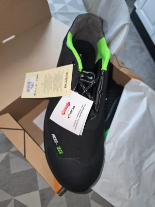 Zapatos de seguridad X-Safe negros y verdes