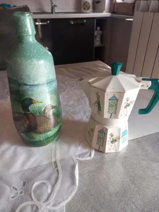 Bottiglia e moka decorate decoupage