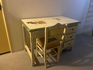 Mesa escritorio infantil con silla y cama