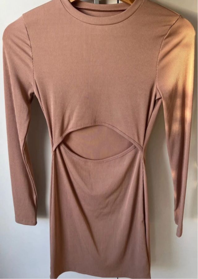 Vestido beige manga larga con corte