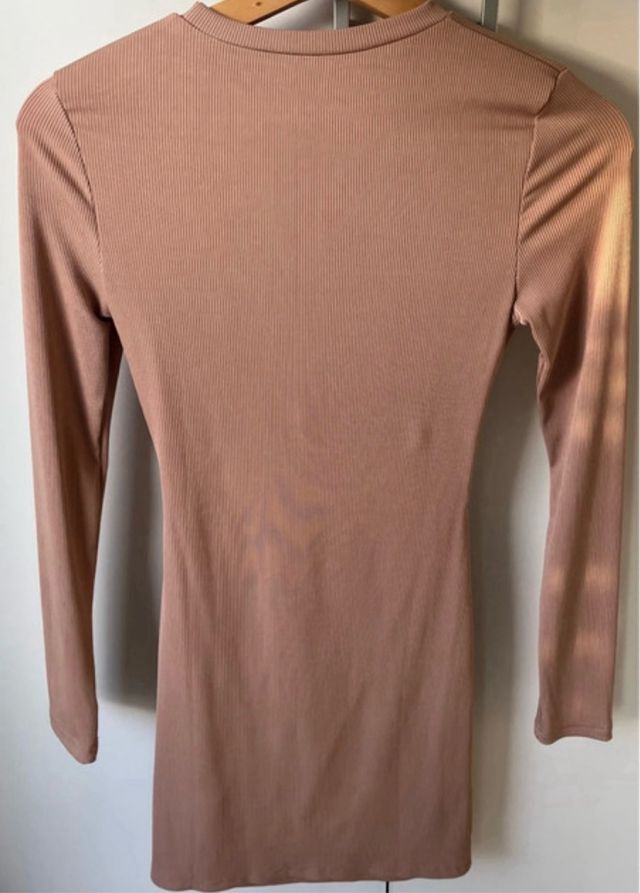 Vestido beige manga larga con corte