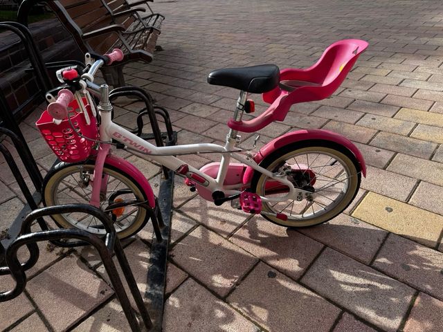Bicicleta niña B'TWIN rosa con cesta
