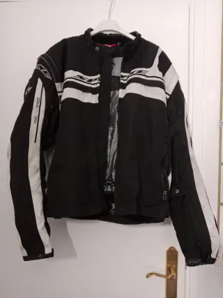 Chaqueta de moto negra y blanca