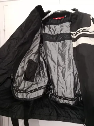 Chaqueta de moto negra y blanca