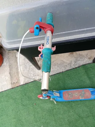 Patinete infantil azul y rojo