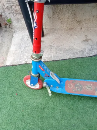 Patinete infantil azul y rojo