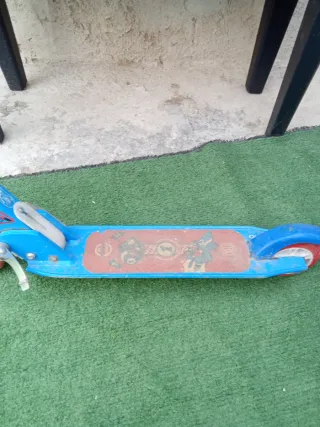 Patinete infantil azul y rojo