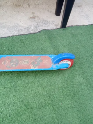 Patinete infantil azul y rojo