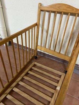 Cuna de madera para bebé