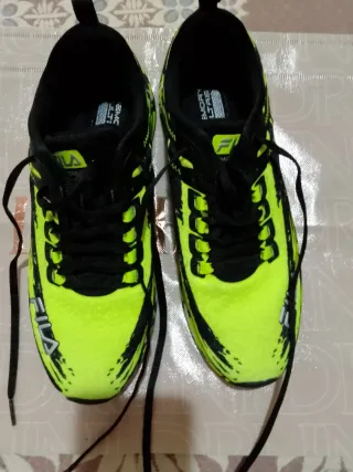 Zapatillas Fila Negras y Amarillas