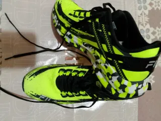 Zapatillas Fila Negras y Amarillas