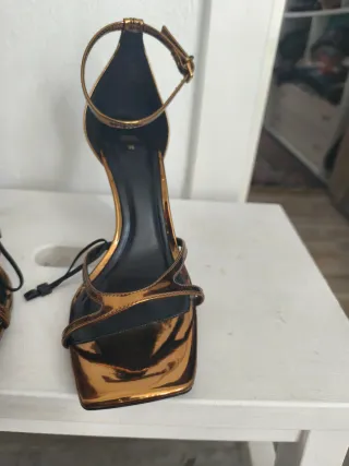 Sandalias doradas tacón fino