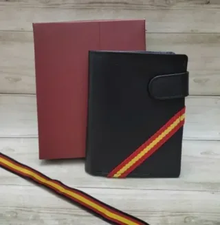 CARTERA CON MONEDERO EN PIEL BANDERA + REGALO PULS