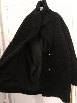 Chaqueta negra de pelo sintético