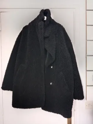 Chaqueta negra de pelo sintético
