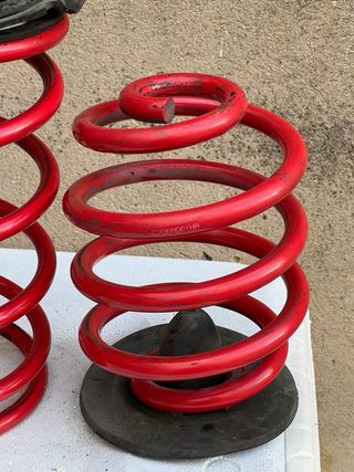 Muelles y copelas BMW E30 delanteros rojos