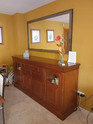 Aparador de madera y cristal