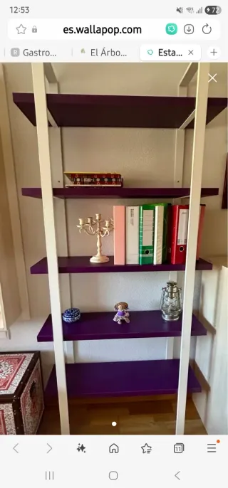 Estantería de madera morada y blanca