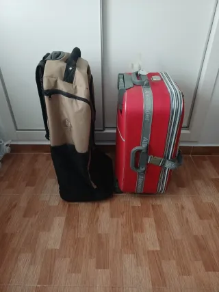 Maletas de viaje beige y roja