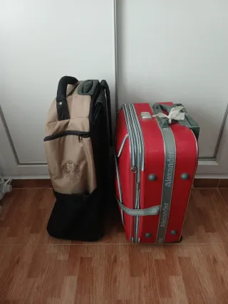 Maletas de viaje beige y roja