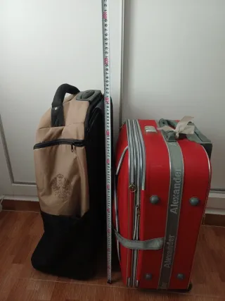 Maletas de viaje beige y roja