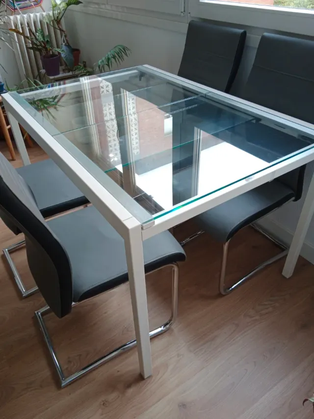 Mesa extensible cristal y 4 sillas polipiel