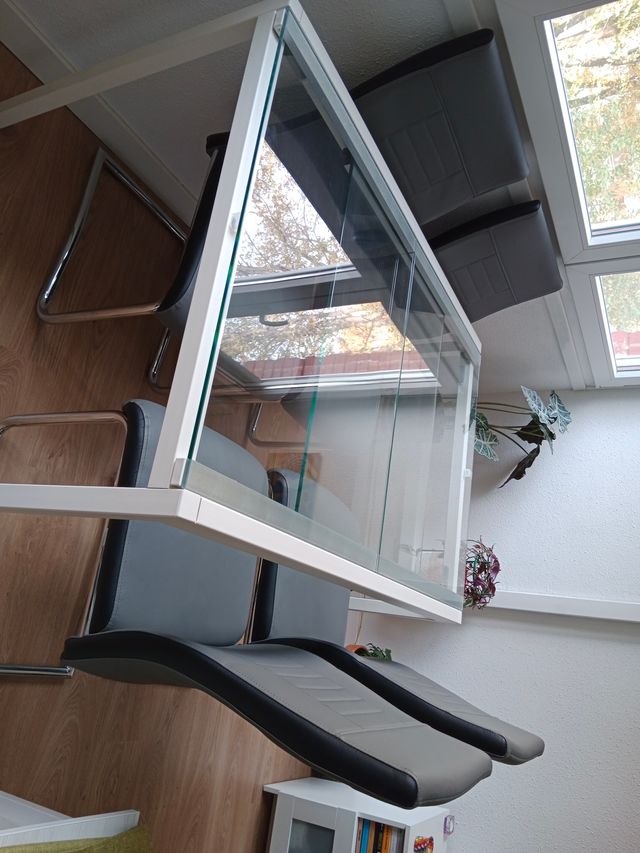 Mesa extensible cristal y 4 sillas polipiel