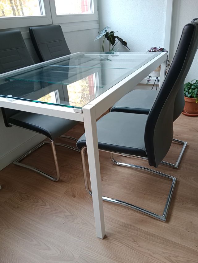 Mesa extensible cristal y 4 sillas polipiel