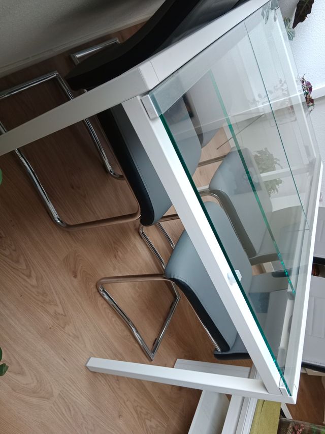 Mesa extensible cristal y 4 sillas polipiel