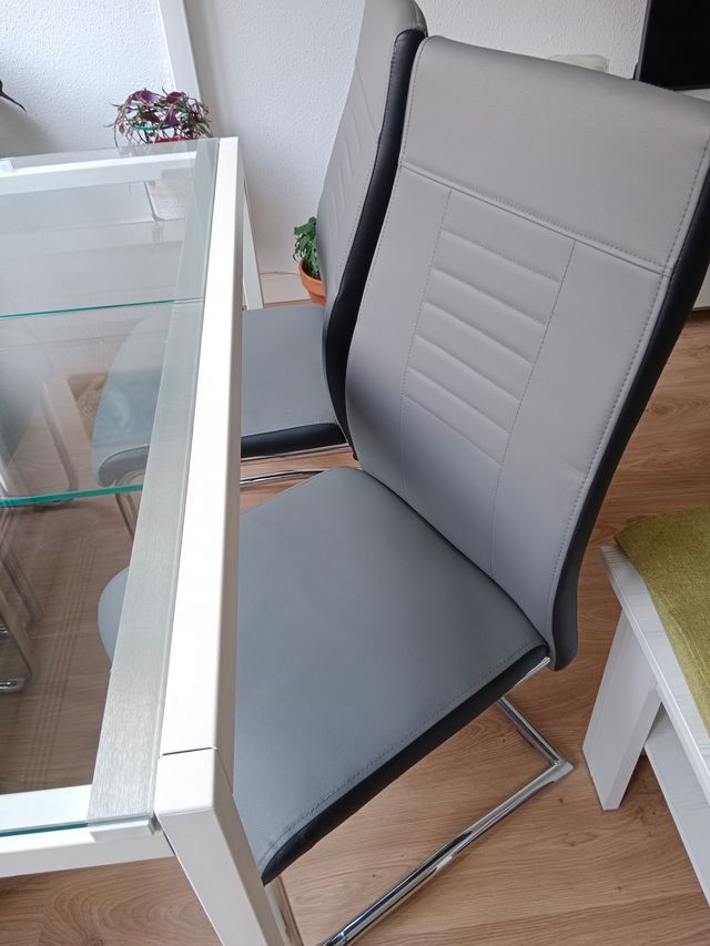 Mesa extensible cristal y 4 sillas polipiel