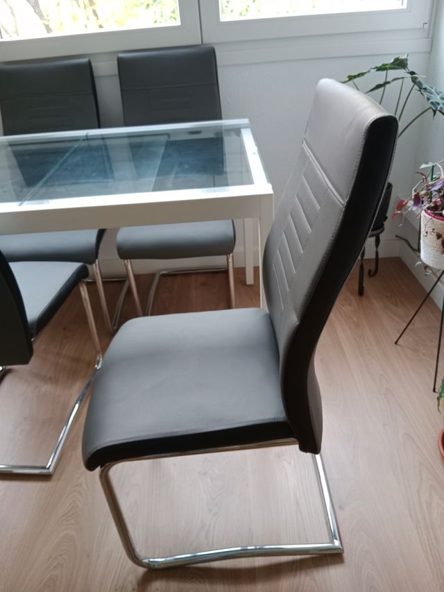Mesa extensible cristal y 4 sillas polipiel