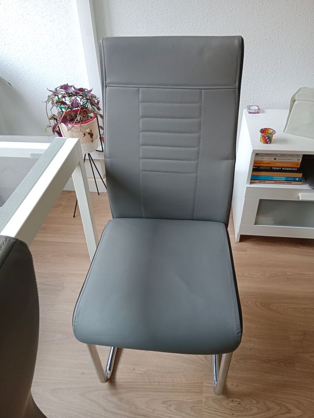 Mesa extensible cristal y 4 sillas polipiel